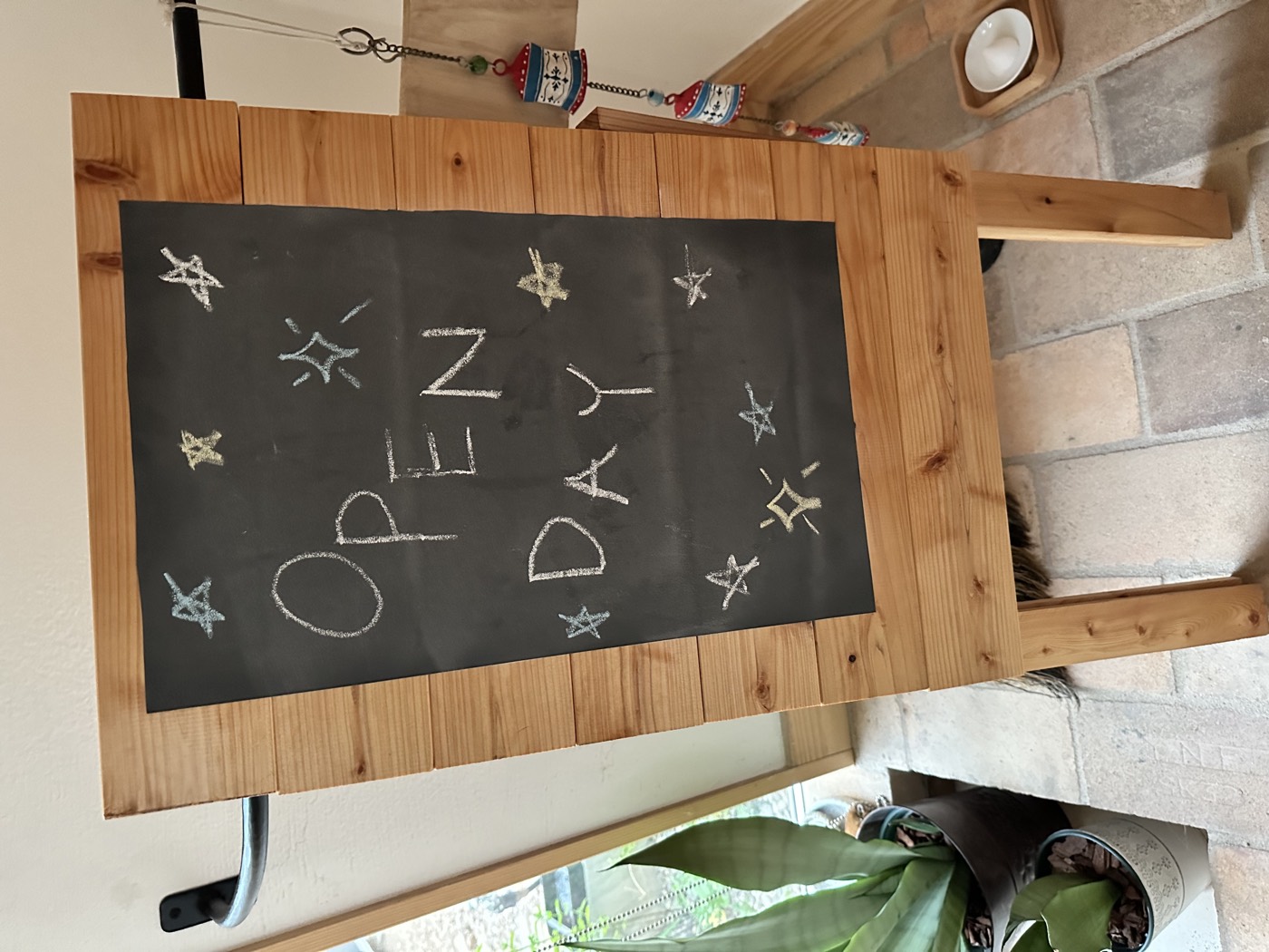 OPEN DAY と書いた黒板